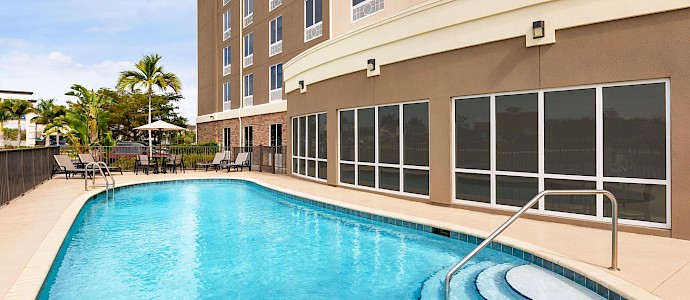 Holiday Inn Express & Suites Fort Myers East