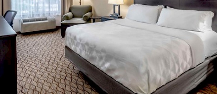 Holiday Inn & Suites Milwaukee Airport